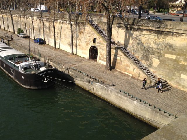 pretty sure the girls were tourists and didn't give it another thought Paris tourists
