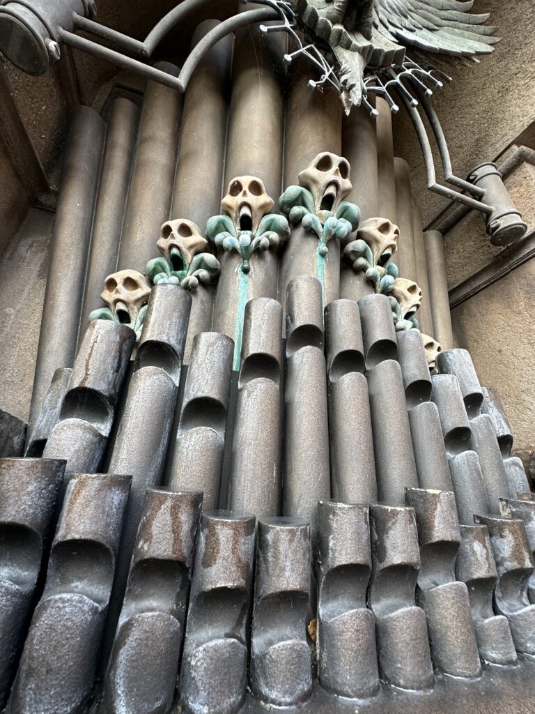 Disney’s haunted mansion queue line organ